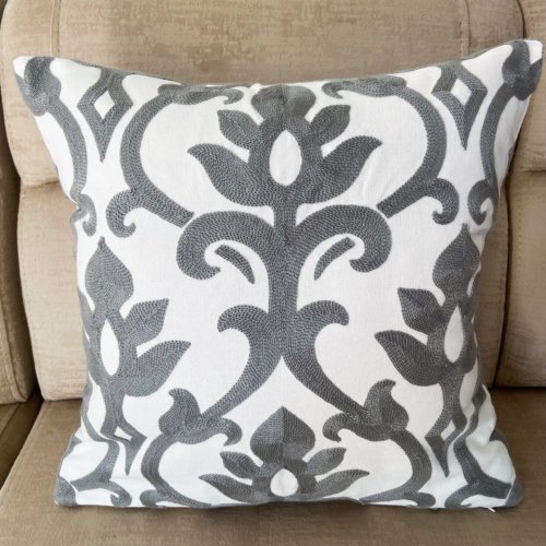 Funda Cojin Bordado Flor Gris 45x45cm