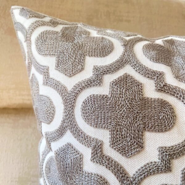 Funda Cojin Bordado Gris Cruz 45x45cm - Imagen 3