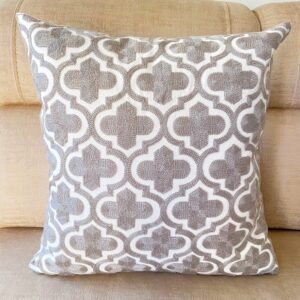 Funda Cojin Bordado Gris Cruz 45x45cm