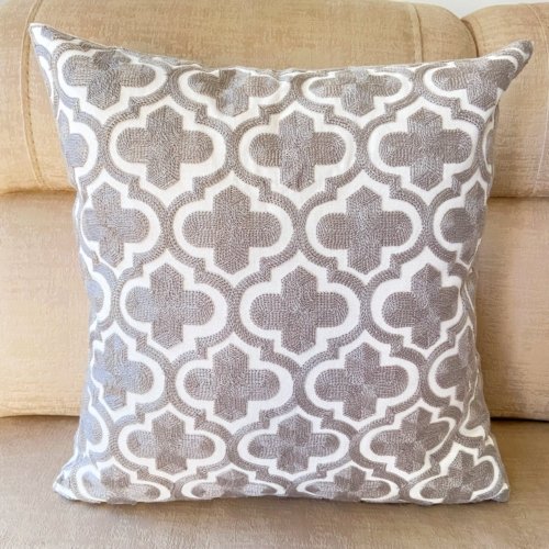 Funda Cojin Bordado Gris Cruz 45x45cm